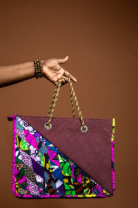 Sac cabas bi matière wax et toile de jute de couleur violet et multicolore.