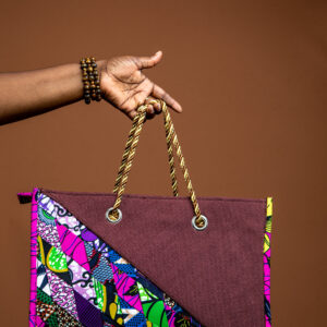 Sac cabas bi matière wax et toile de jute de couleur violet et multicolore.