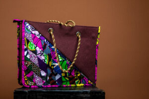 Sac cabas bi matière wax et toile de jute de couleur violet et multicolore.