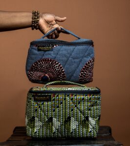 Deux trousses de maquillage matelassée vert et marine