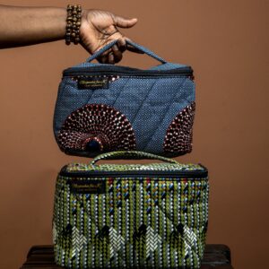 Deux trousses de maquillage matelassée vert et marine