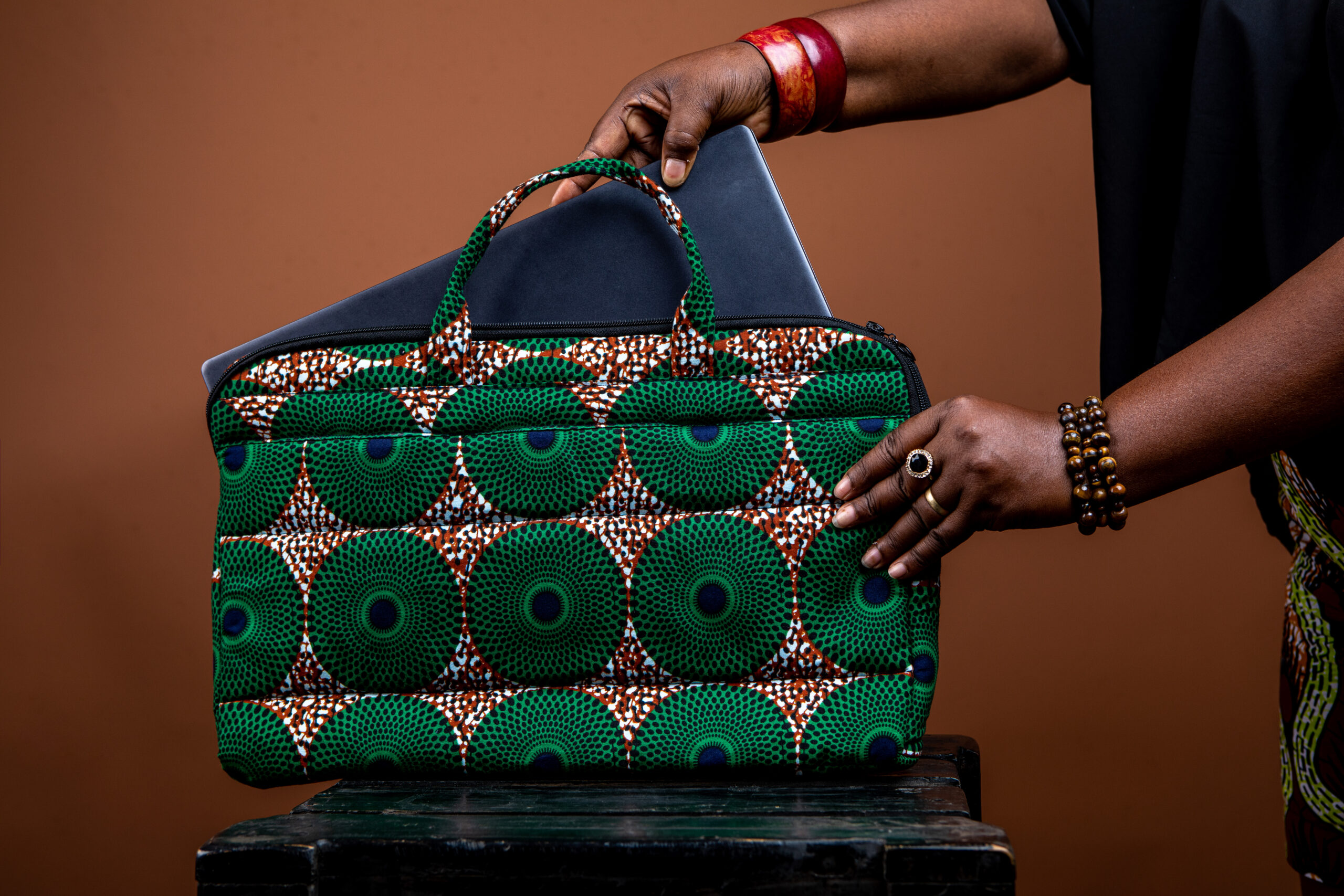 Pochette Ordinateur Matelassée en Tissu Wax Vert