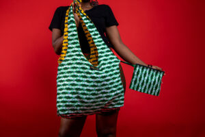 Sac pliable motifs vert et jaune réversible.