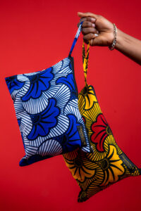 pochettes en wax bleu et jaune